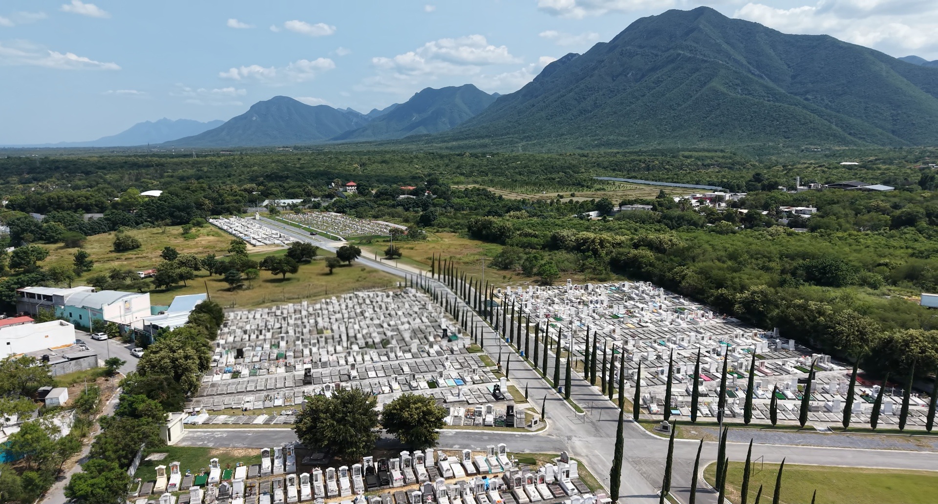 Vista aérea del parque funeral y la Sierra Madre