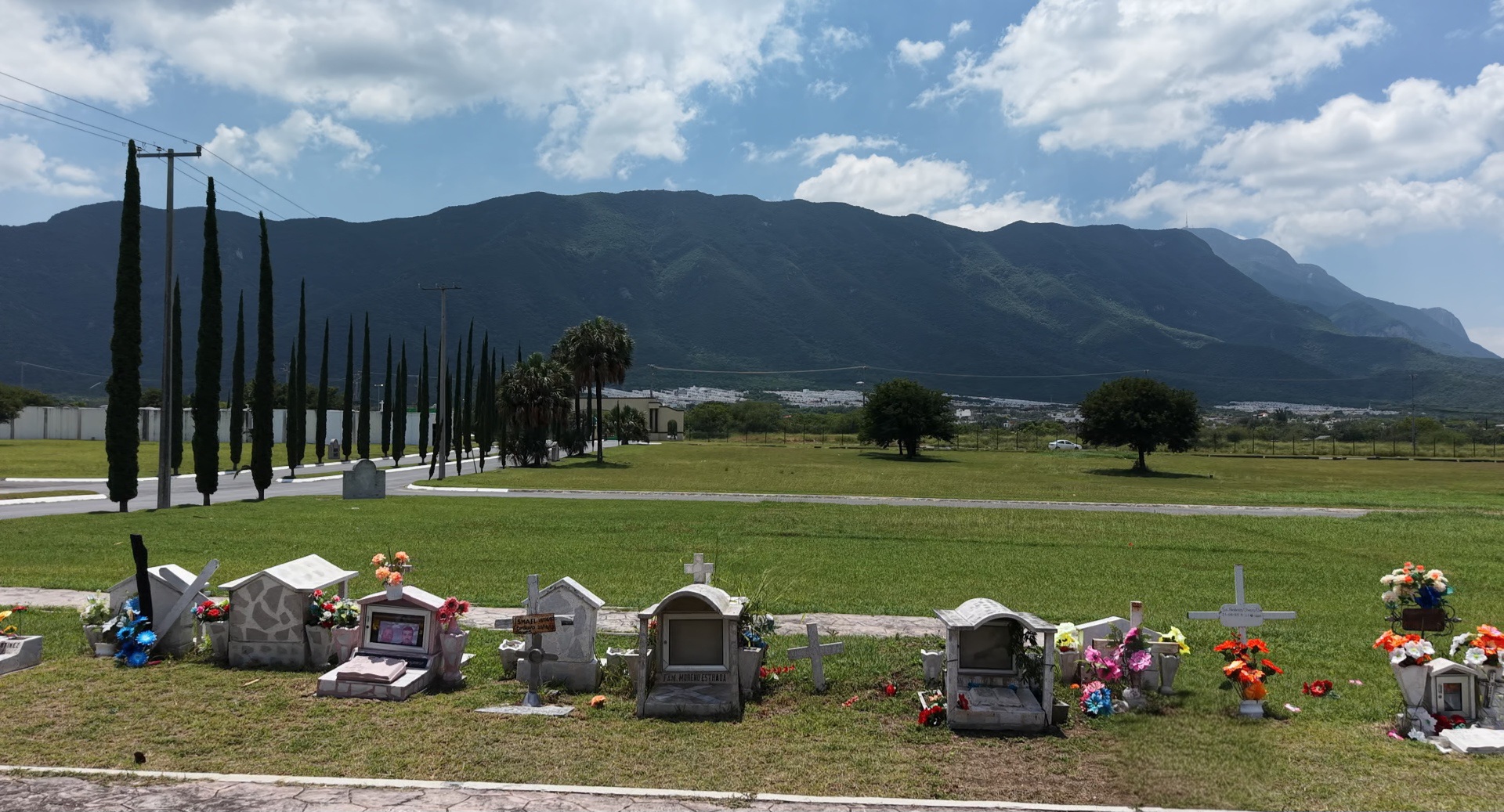 Vista del parque funeral con la Sierra Madre al fondo