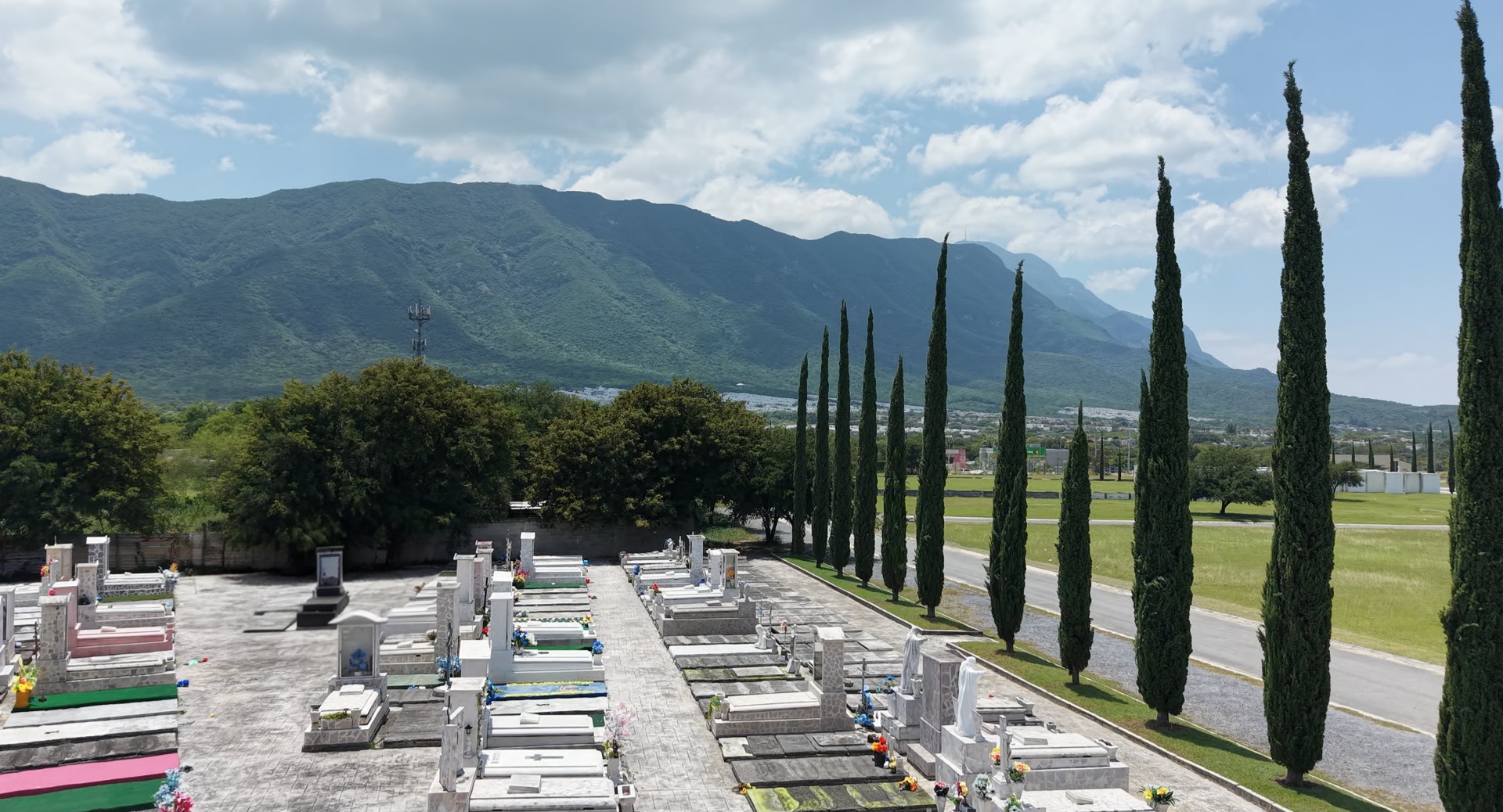 Vista panorámica del parque con la Sierra Madre